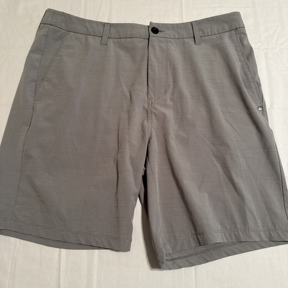 Vuori Shorts Mens 34 Gray Ripstop Performance Golf Casual Pebble V399 Stretch - Picture 1 of 5